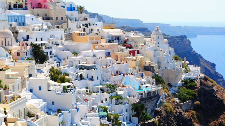 Красивая белая деревня Oia в Santorini, Греции Стоковое Фото 