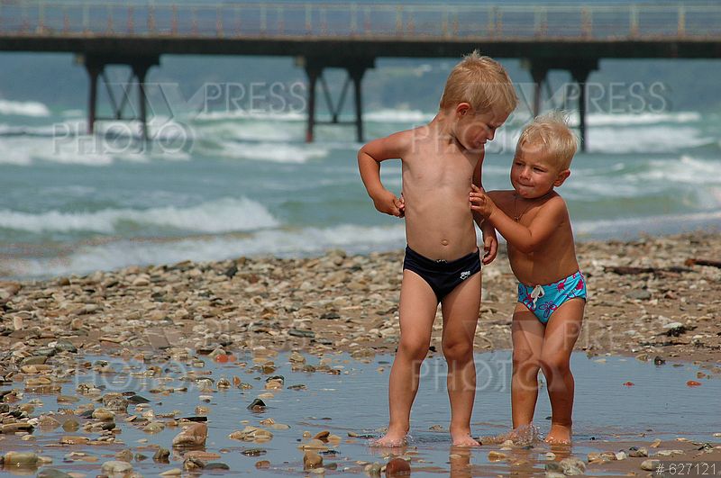 Фото быка в брюках в море 